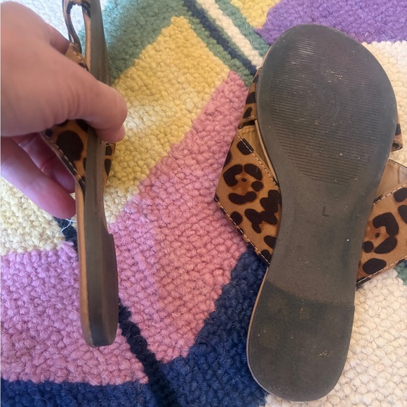 Like new size 8/9 Women’s Leopard Print Slide Sandals. Go with everything.summer - Picture 5 of 6